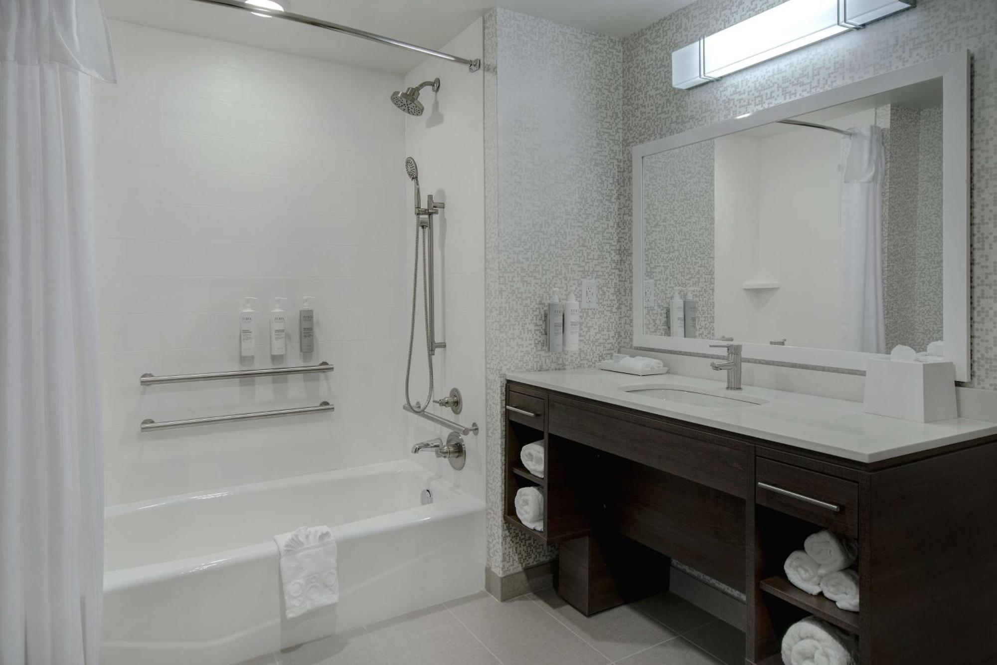 Home2 Suites By Hilton Grand Rapids Airport Kentwood ภายนอก รูปภาพ