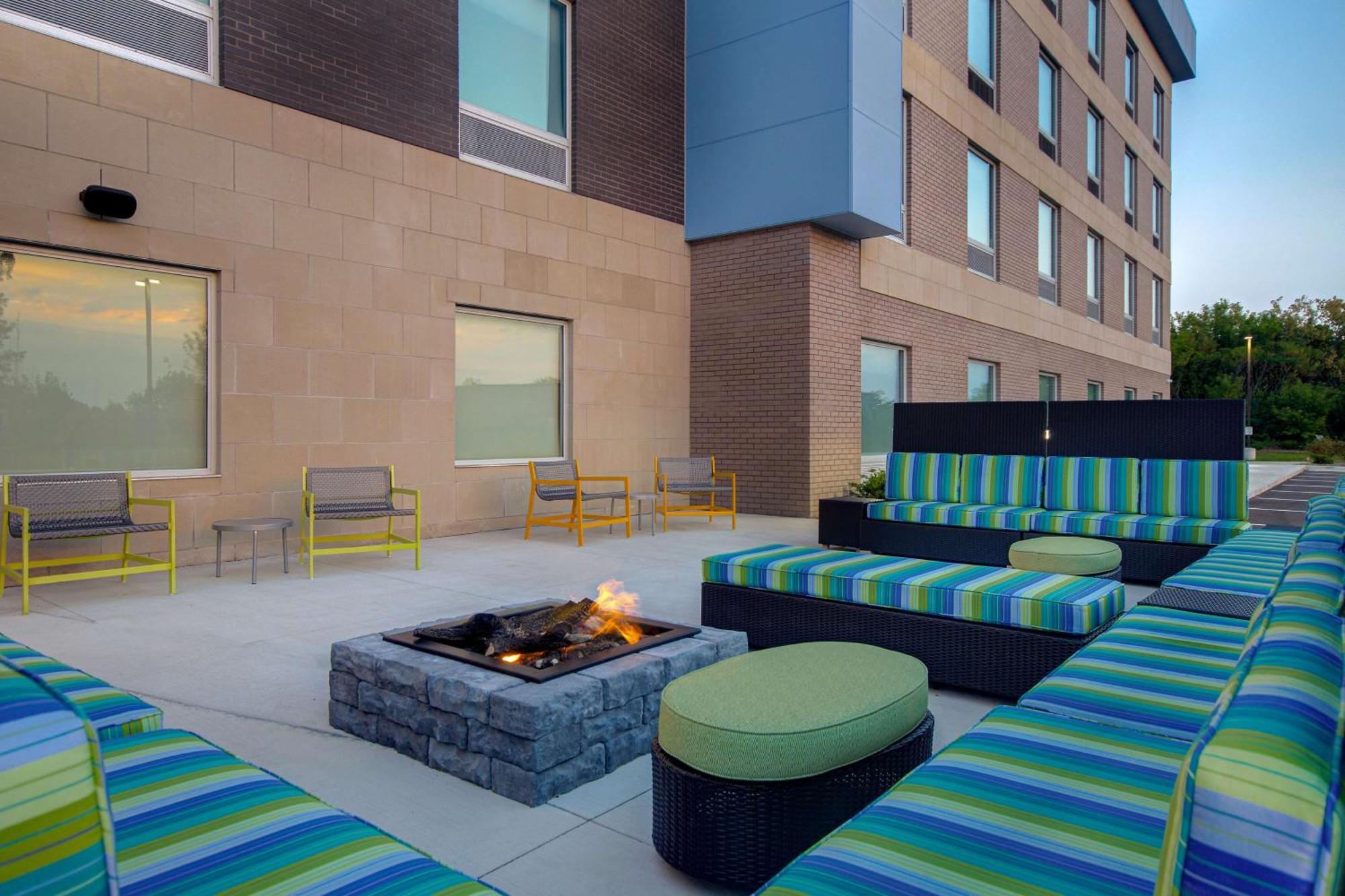Home2 Suites By Hilton Grand Rapids Airport Kentwood ภายนอก รูปภาพ